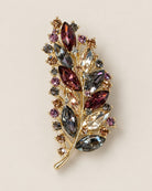 Broche Feuille Strass Bordeaux, packshot sur fond beige