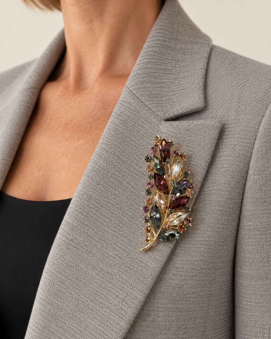 Broche Feuille Strass Bordeaux, portée
