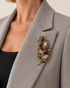 Broche Feuille Strass Bordeaux, portée