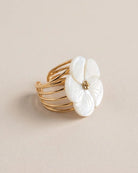 Bague Fleur Nacre Dorée, packshot sur fond beige
