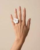 Bague Fleur Nacre Dorée portée