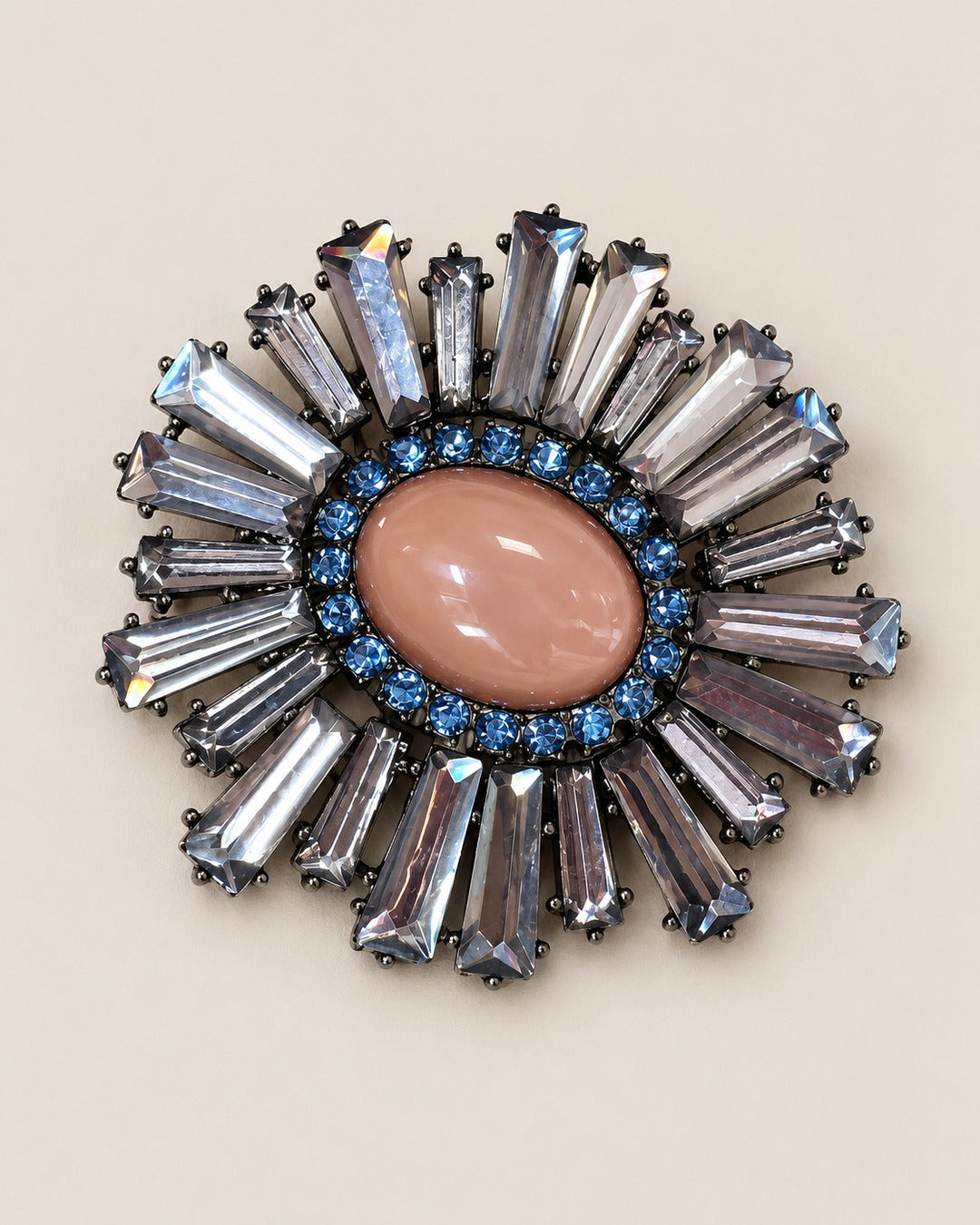 Broche Rosace Cristaux Pierre Rose, packshot sur fond beige
