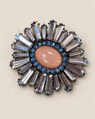 Broche Rosace Cristaux Pierre Rose, packshot sur fond beige