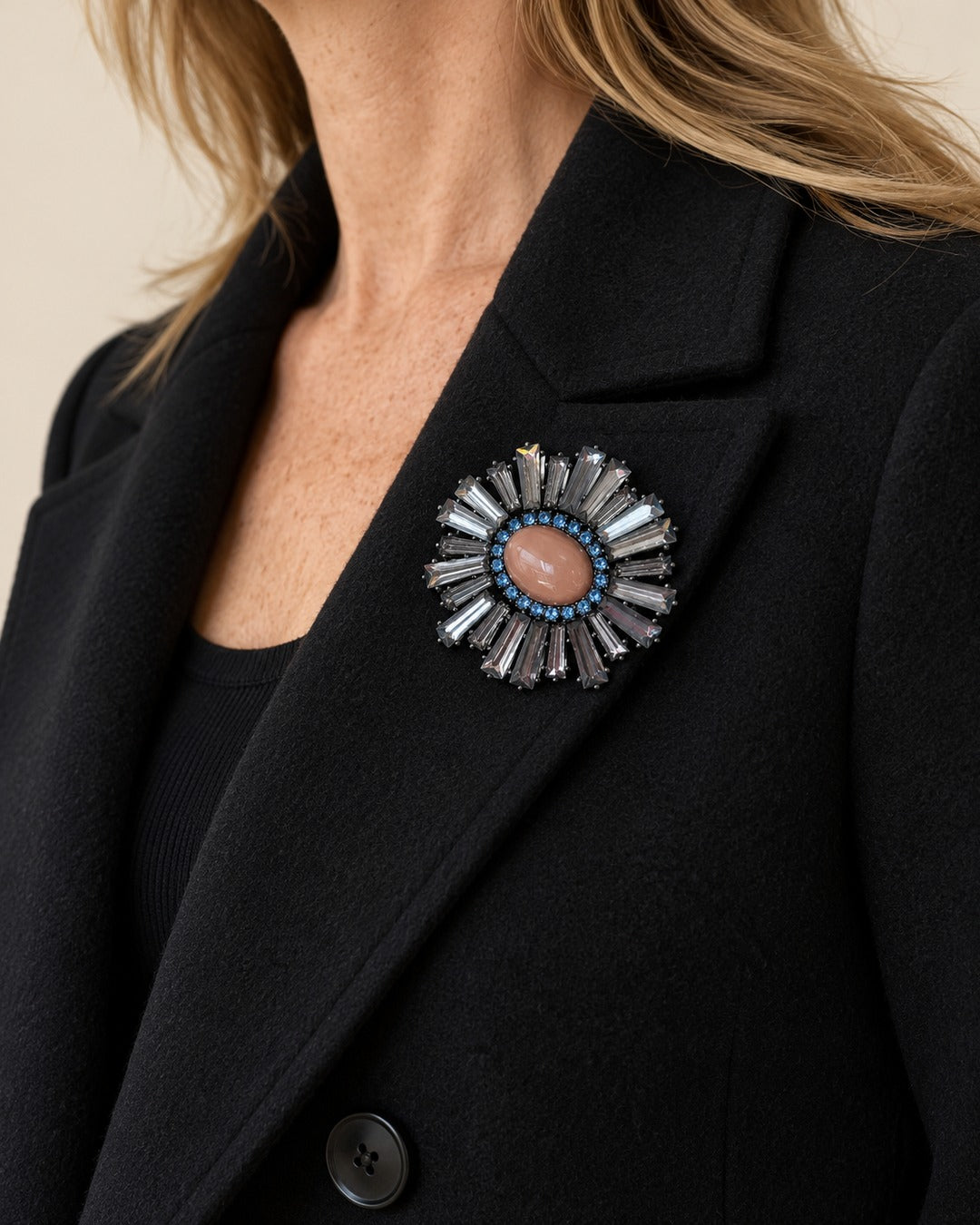 Broche Rosace Cristaux Pierre Rose, portée