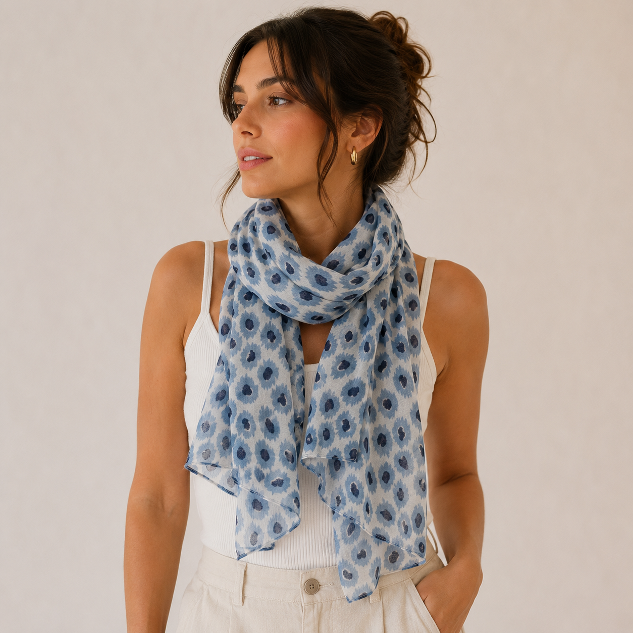 Foulard Léopard Ikat Bleu Marine Porté - ModeAccess