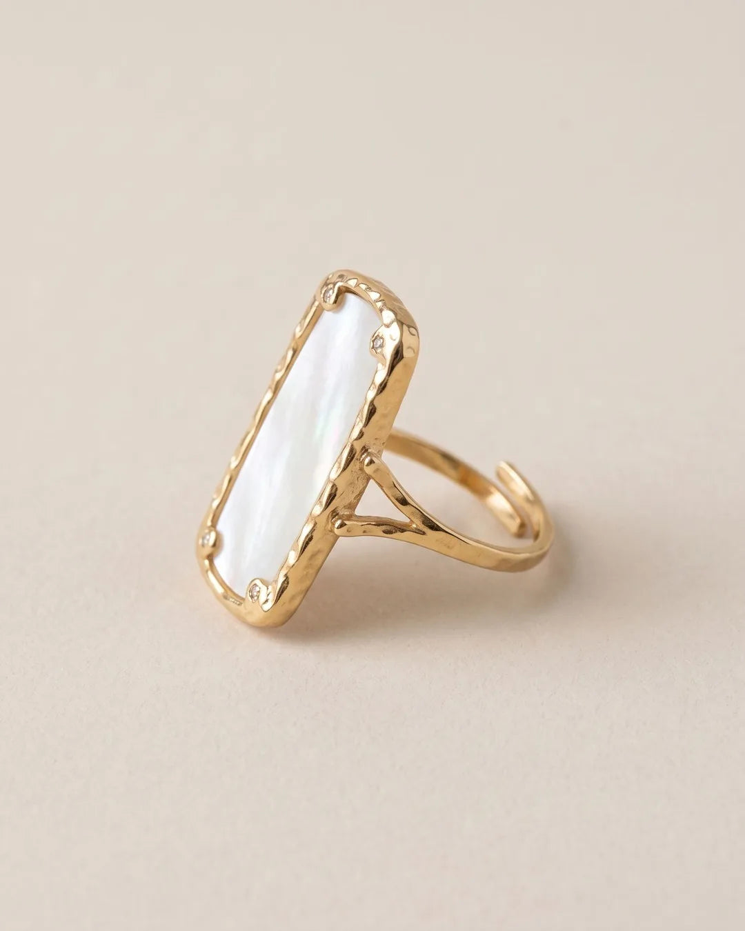 Bague Rectangle Nacre Dorée, packshot sur fond beige