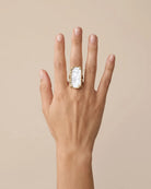 Bague Rectangle Nacre Dorée portée