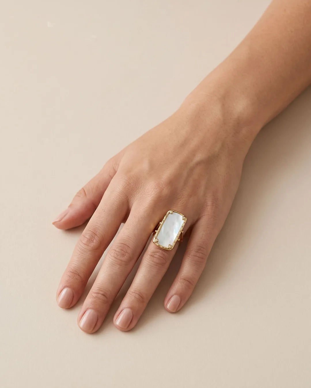 Bague Rectangle Nacre Dorée portée, autre vue