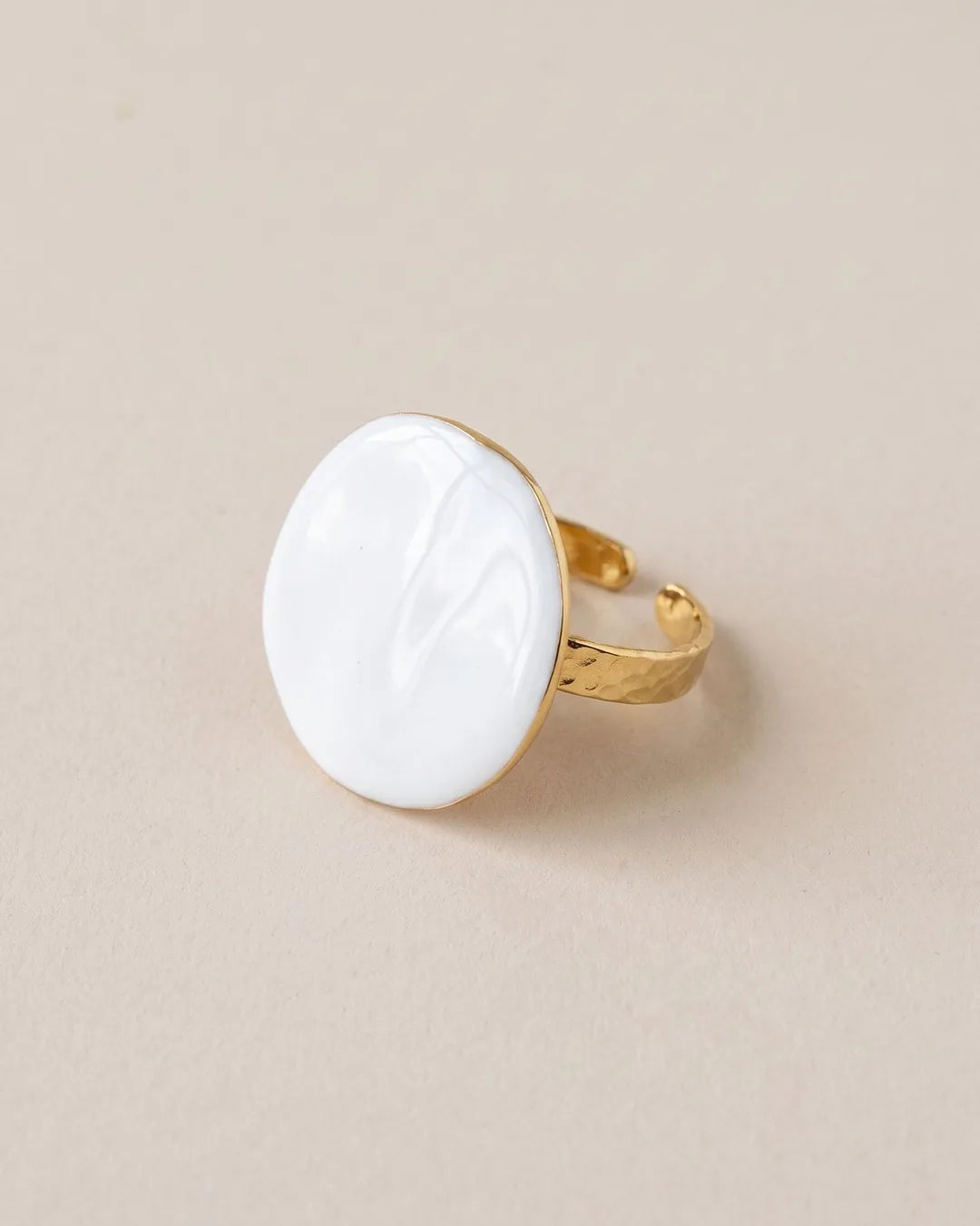 Bague Grand Dôme Blanc Laqué Dorée, packshot sur fond beige