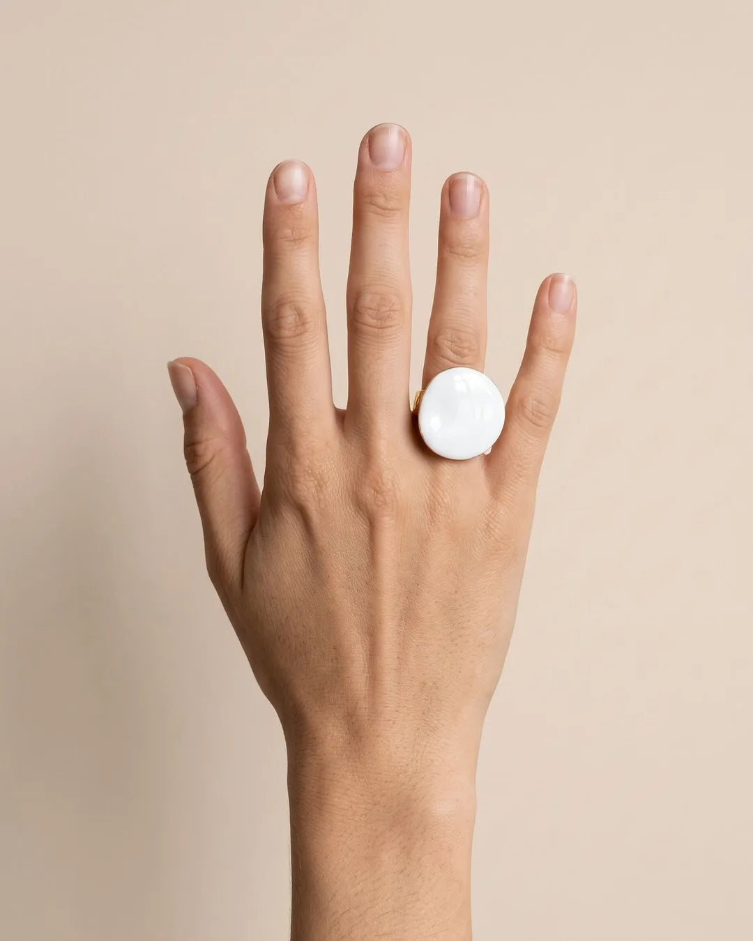 Bague Grand Dôme Blanc Laqué Dorée portée