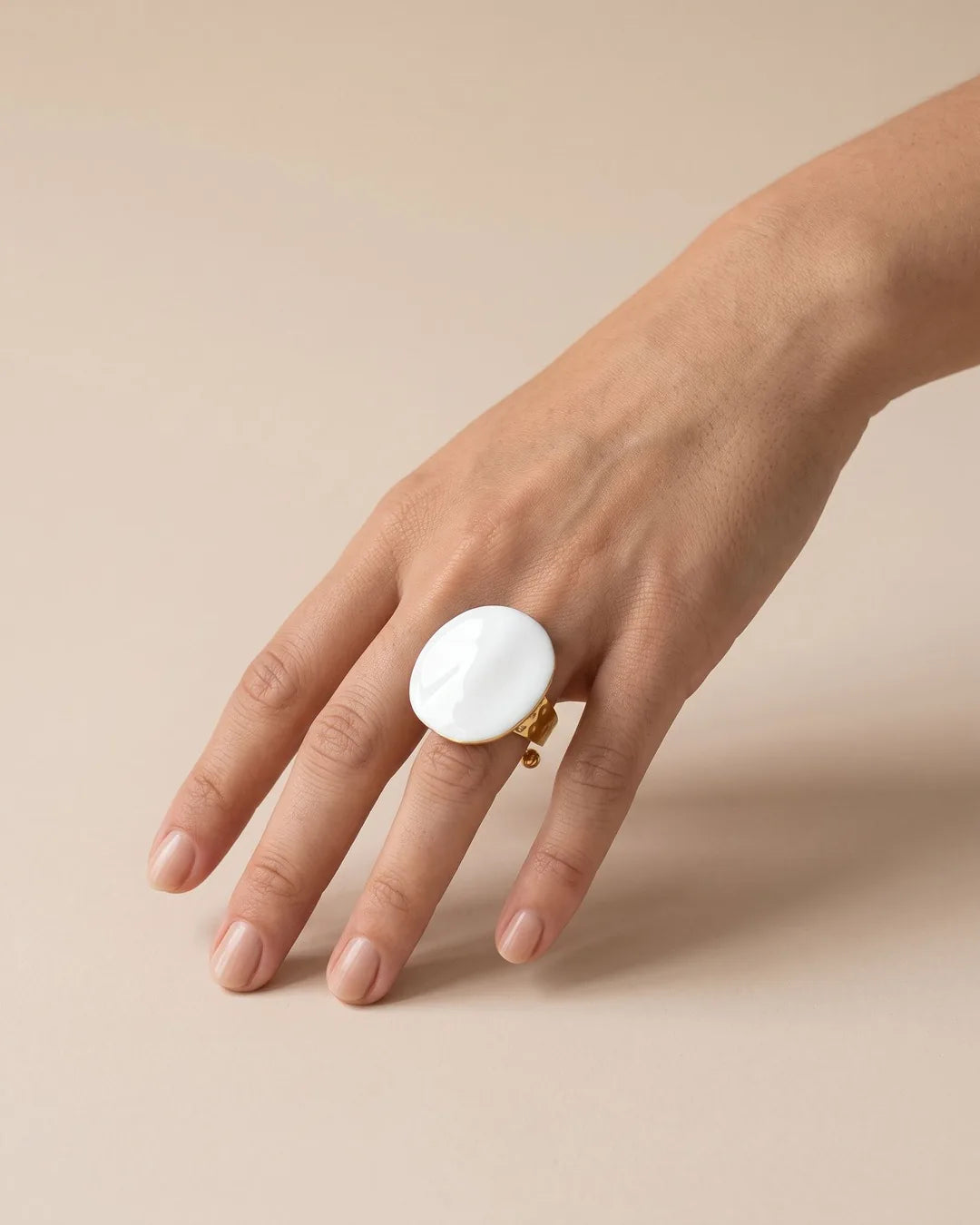 Bague Grand Dôme Blanc Laqué Dorée portée, autre vue