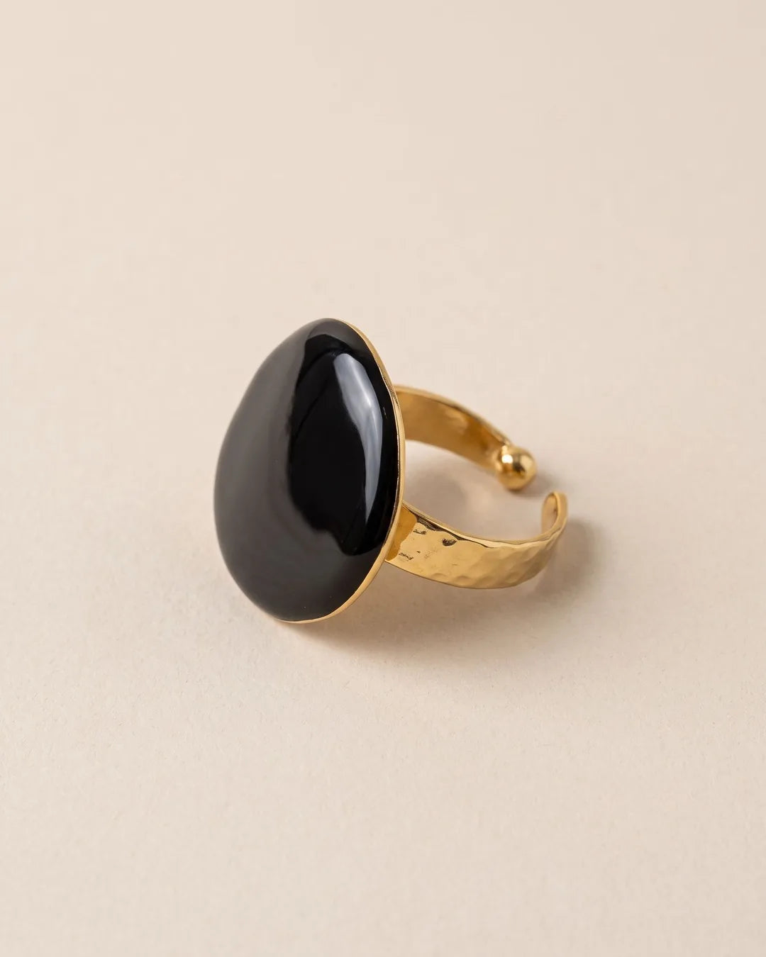 Bague Grand Dôme Noir Laqué Dorée, packshot sur fond beige