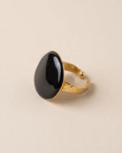 Bague Grand Dôme Noir Laqué Dorée, packshot sur fond beige