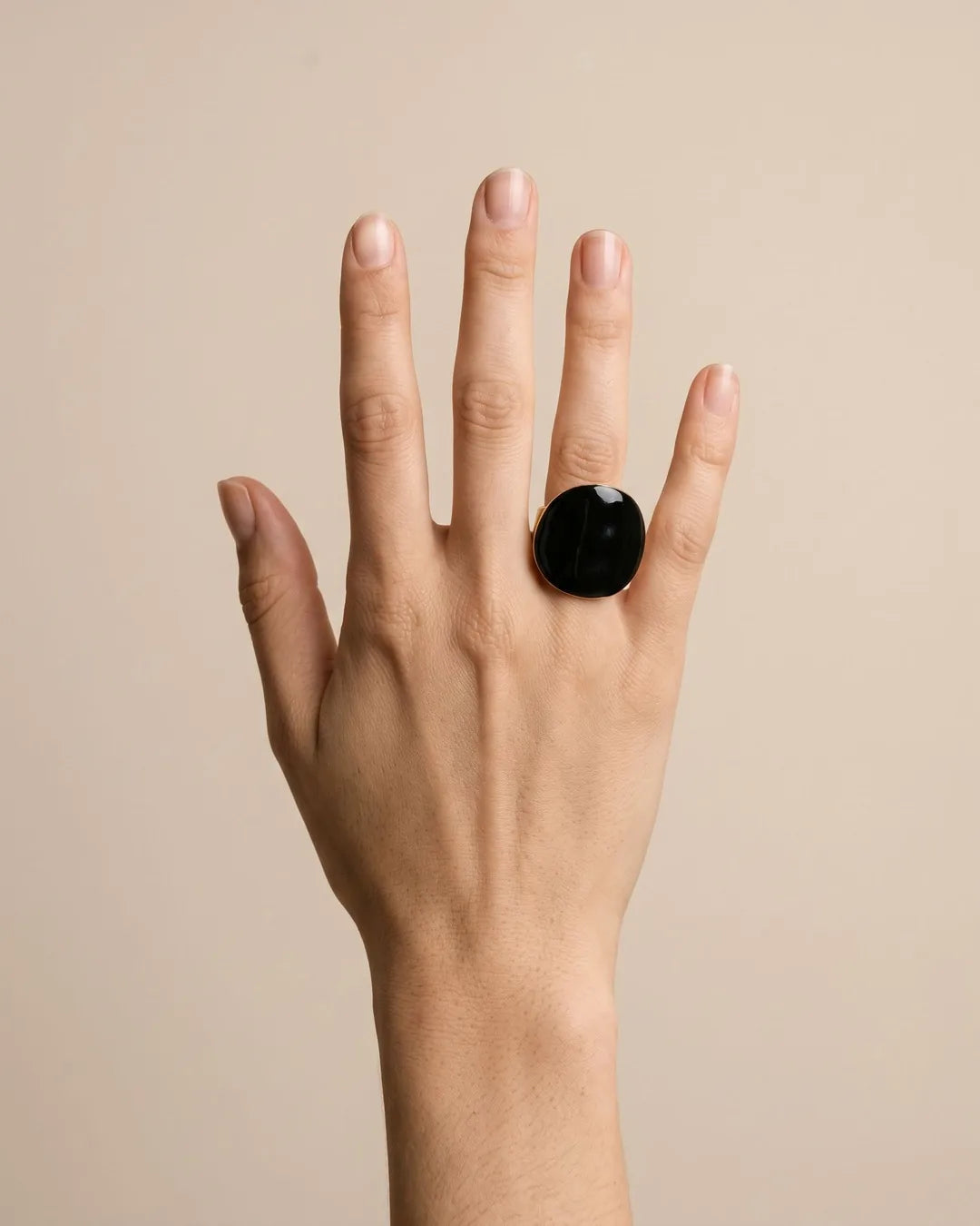 Bague Grand Dôme Noir Laqué Dorée portée