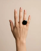 Bague Grand Dôme Noir Laqué Dorée portée