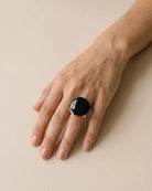 Bague Grand Dôme Noir Laqué Dorée portée, autre vue