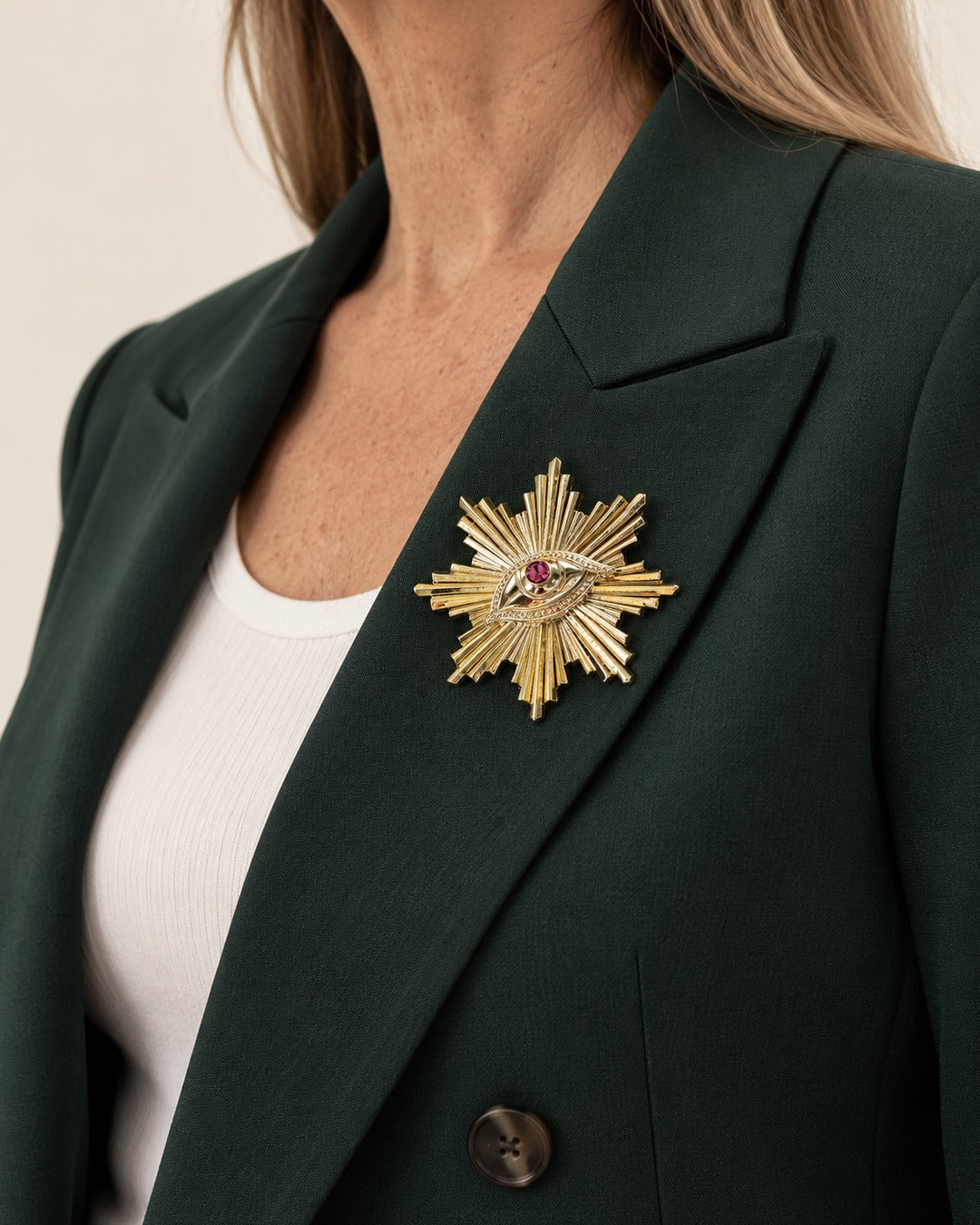 Broche Soleil Œil Strass Doré, portée