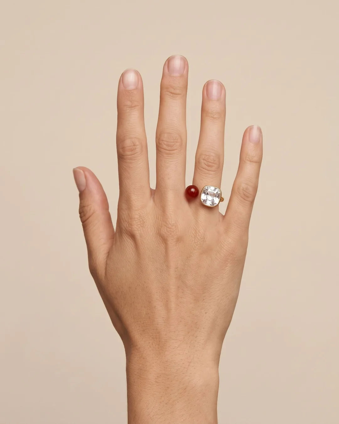 Bague Toi et Moi Pierre Rouge Dorée portée