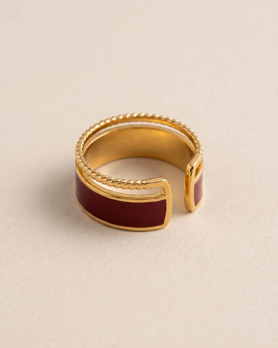 Bague Jonc Émail Bordeaux Torsade Dorée, packshot sur fond beige