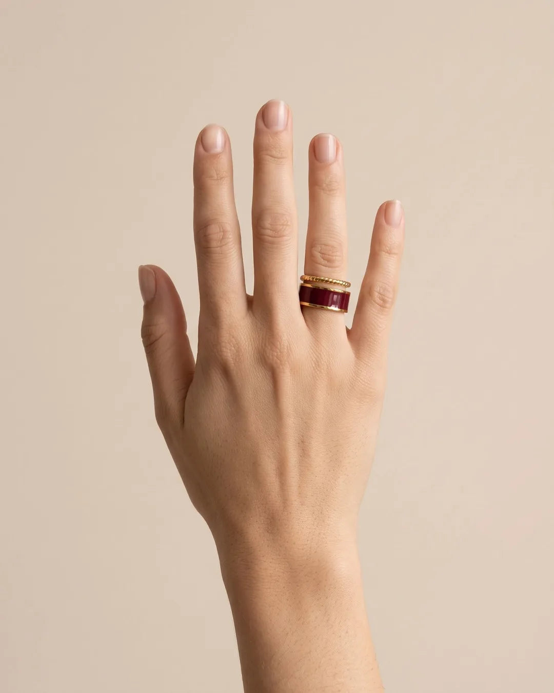 Bague Jonc Émail Bordeaux Torsade Dorée portée