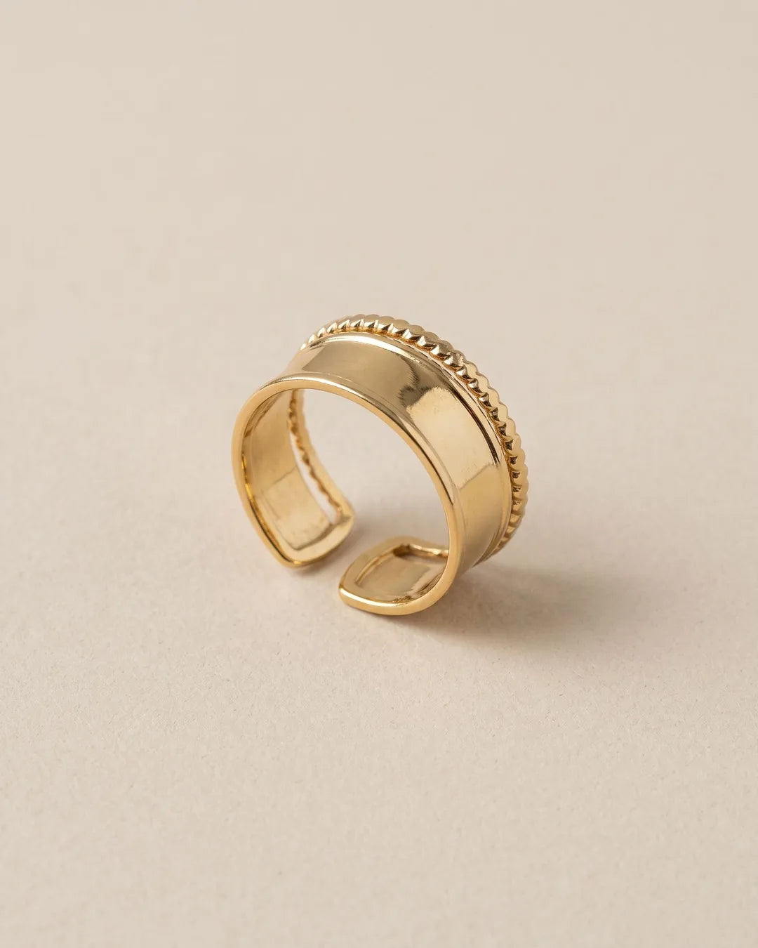 Bague Jonc Large Torsade Dorée, packshot sur fond beige