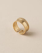 Bague Jonc Large Torsade Dorée, packshot sur fond beige