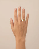 Bague Jonc Large Torsade Dorée portée