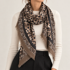 Foulard Carré Imprimé Léopard Frangé Écru Noir Détail - ModeAccess
