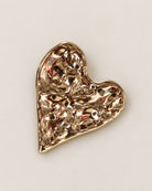 Broche Cœur Martelé Doré, packshot sur fond beige