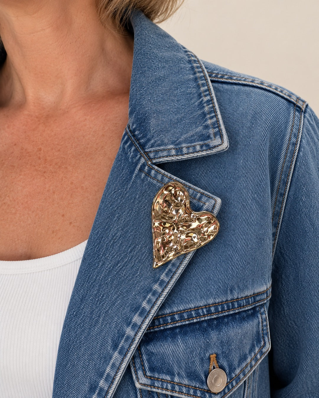 Broche Cœur Martelé Doré, portée