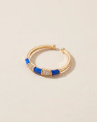 Bague Fine Émail Bleu Cristaux Dorée, packshot sur fond beige