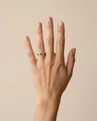 Bague Fine Émail Bleu Cristaux Dorée portée