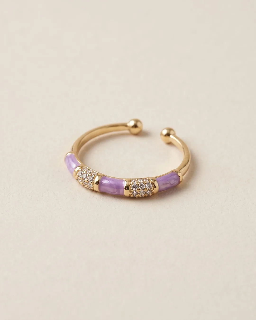 Bague Fine Émail Lilas Cristaux Dorée, packshot sur fond beige
