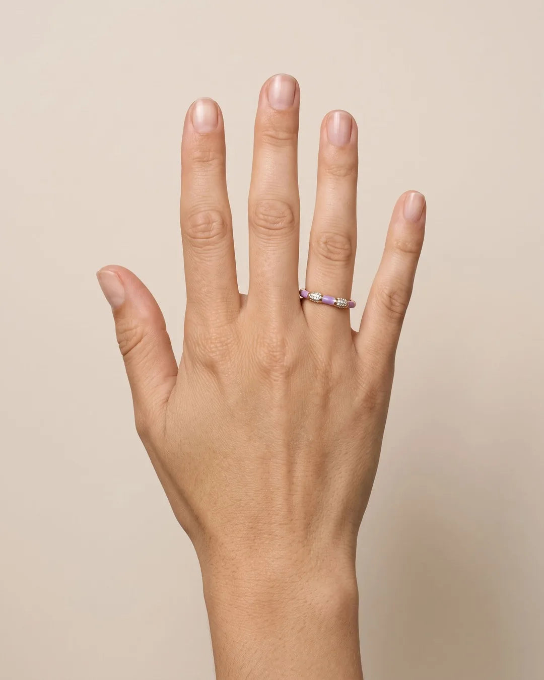 Bague Fine Émail Lilas Cristaux Dorée portée
