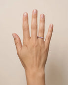 Bague Fine Émail Lilas Cristaux Dorée portée