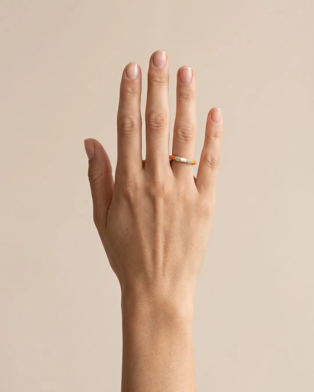 Bague Fine Émail Orange Blanc Cristaux Dorée portée