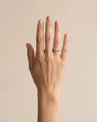 Bague Fine Émail Orange Blanc Cristaux Dorée portée