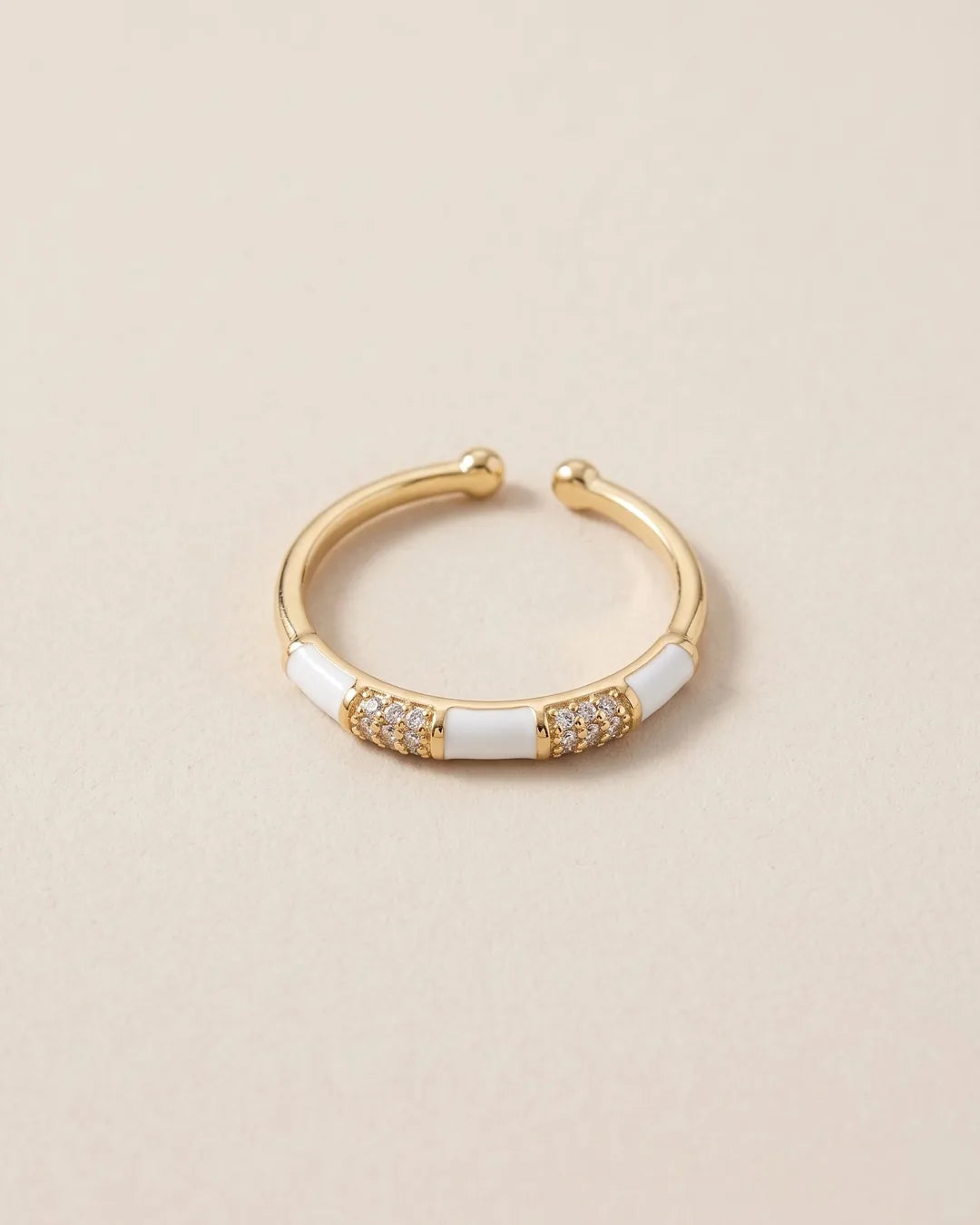 Bague Fine Émail Blanc Cristaux Dorée, packshot sur fond beige