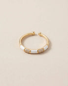Bague Fine Émail Blanc Cristaux Dorée, packshot sur fond beige