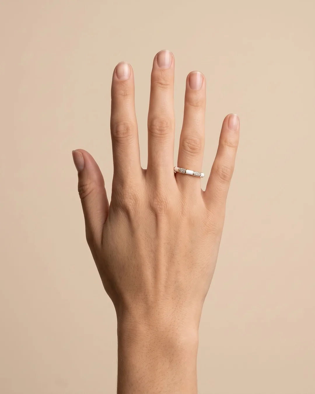 Bague Fine Émail Blanc Cristaux Dorée portée