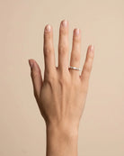 Bague Fine Émail Blanc Cristaux Dorée portée