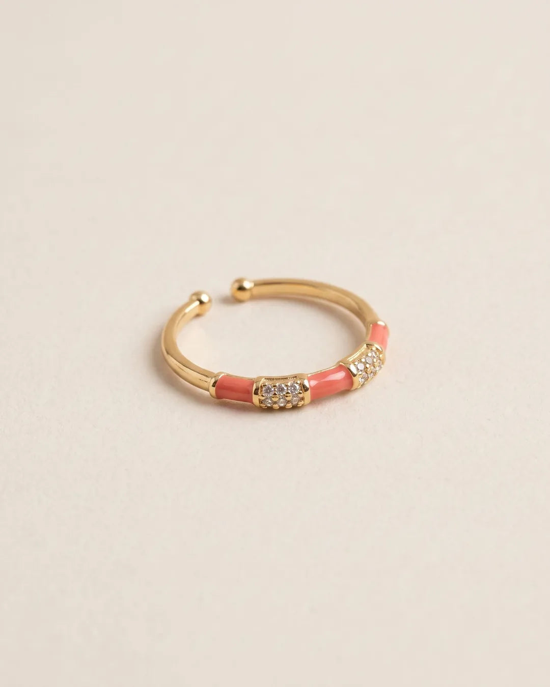 Bague Fine Émail Corail Cristaux Dorée, packshot sur fond beige