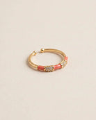 Bague Fine Émail Corail Cristaux Dorée, packshot sur fond beige