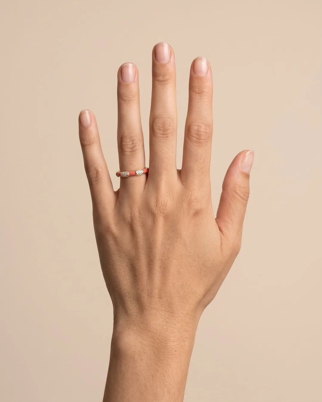 Bague Fine Émail Corail Cristaux Dorée portée