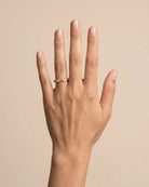 Bague Fine Émail Corail Cristaux Dorée portée