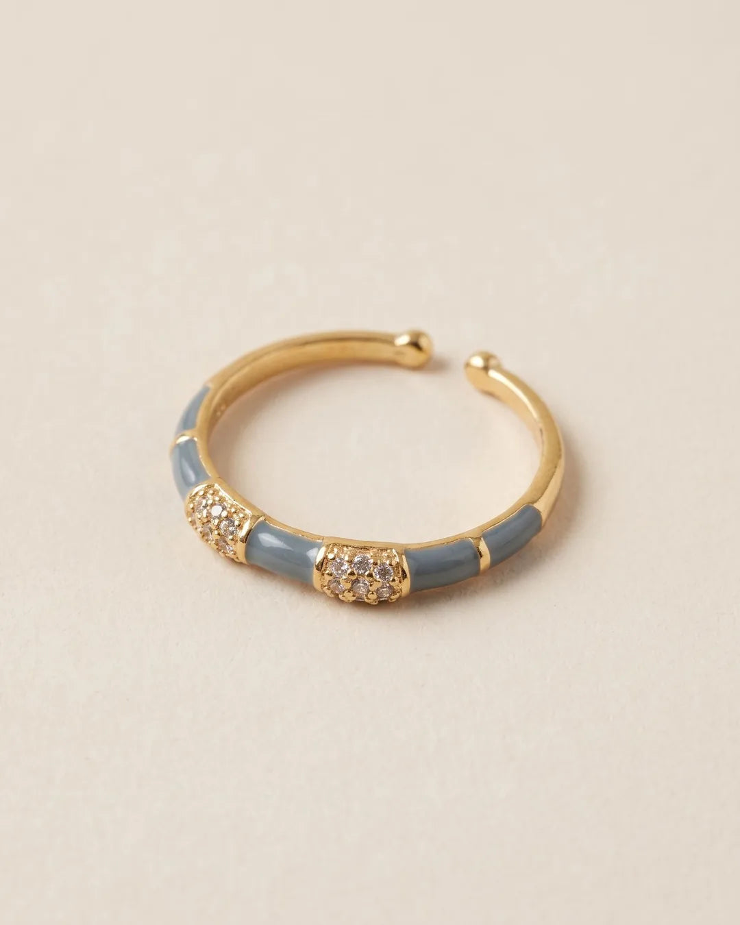 Bague Fine Émail Gris Bleu Cristaux Dorée, packshot sur fond beige