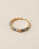 Bague Fine Émail Gris Bleu Cristaux Dorée, packshot sur fond beige