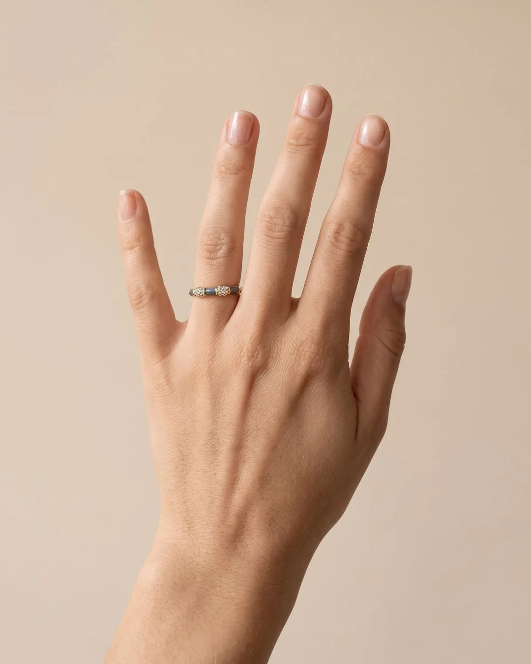 Bague Fine Émail Gris Bleu Cristaux Dorée portée