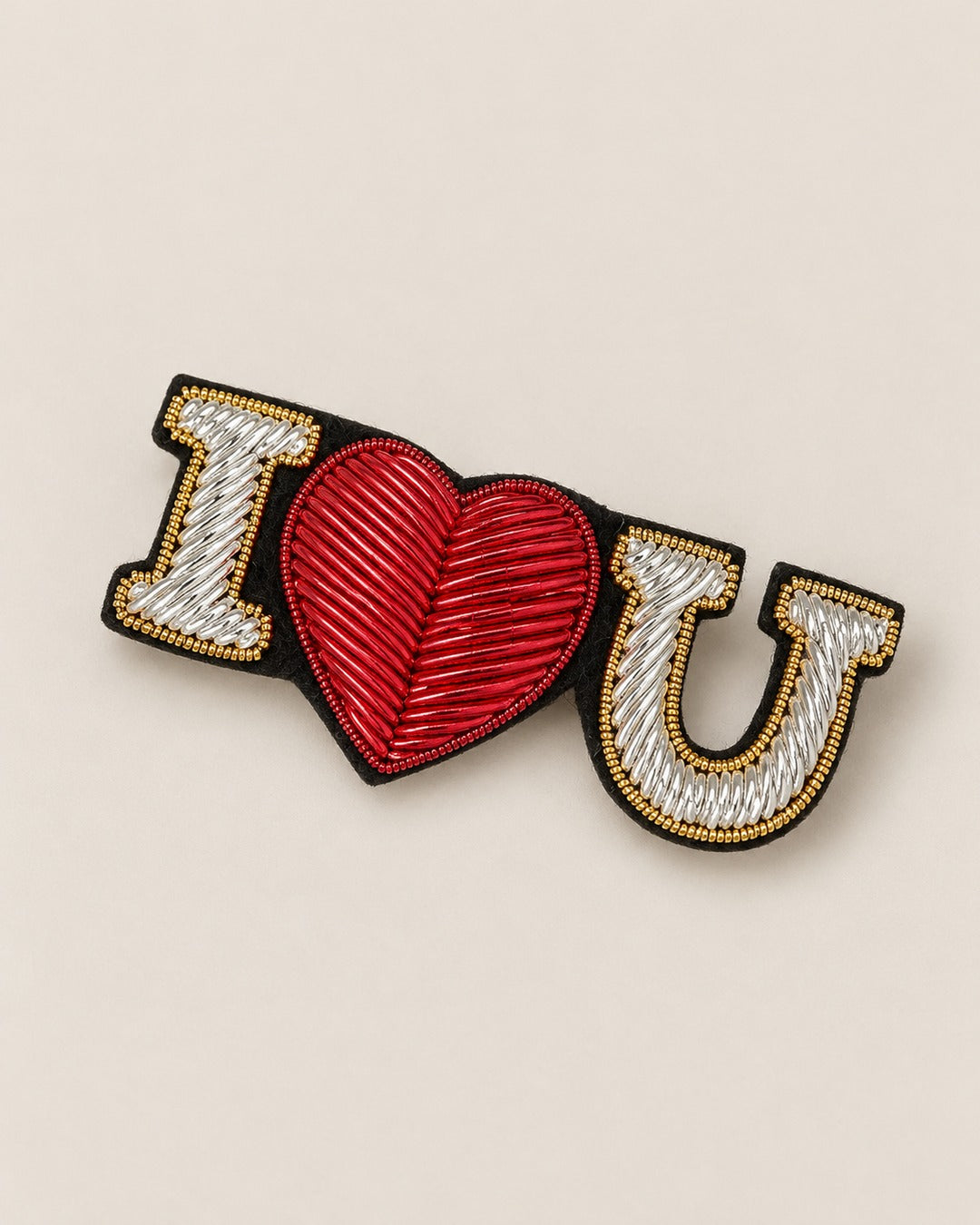 Broche Patch I Love U Brodé, packshot sur fond beige