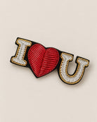Broche Patch I Love U Brodé, packshot sur fond beige